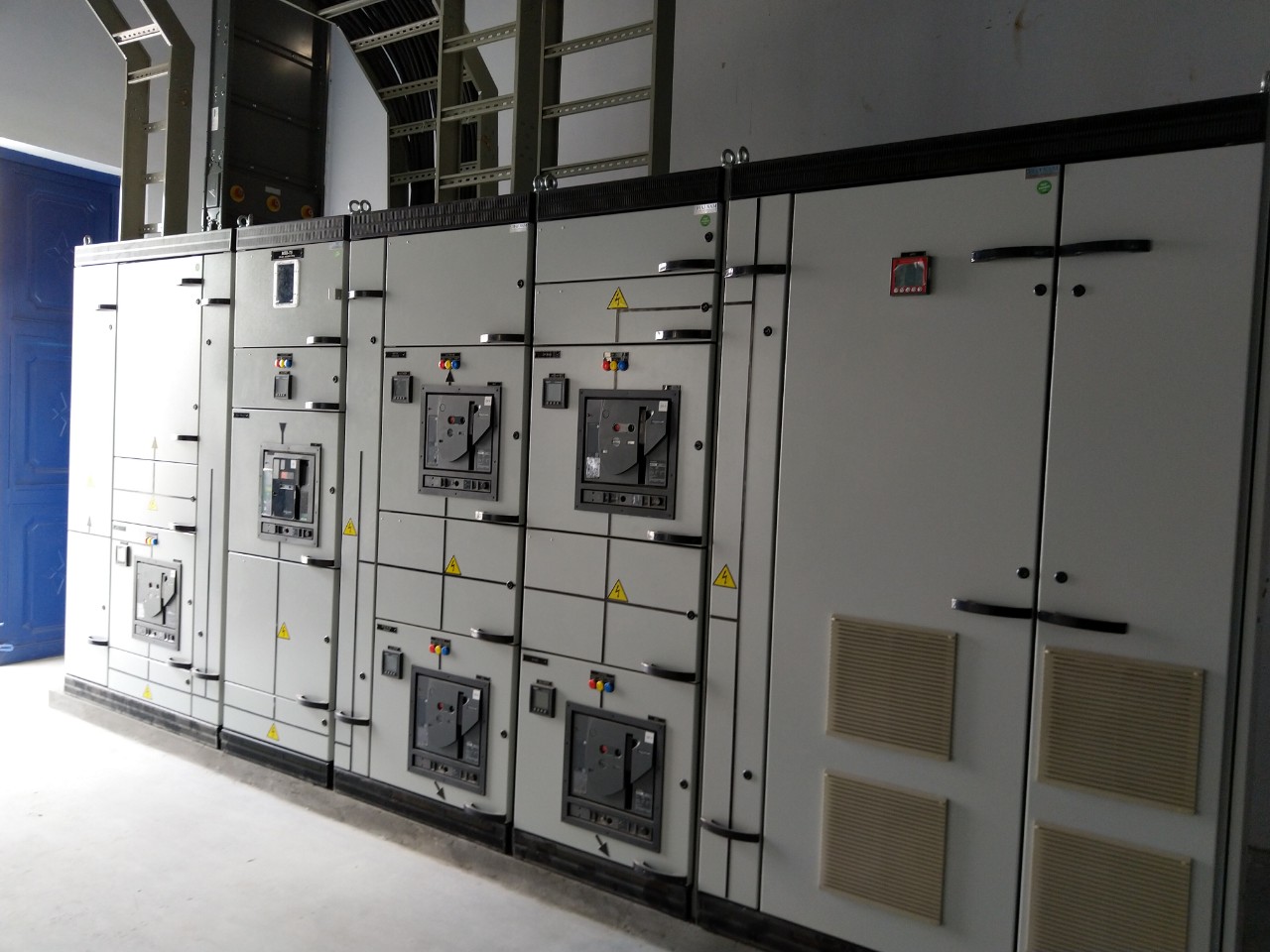 Hệ thống tủ hạ thế cung cấp điện cho nhà xưởng công nghiệp