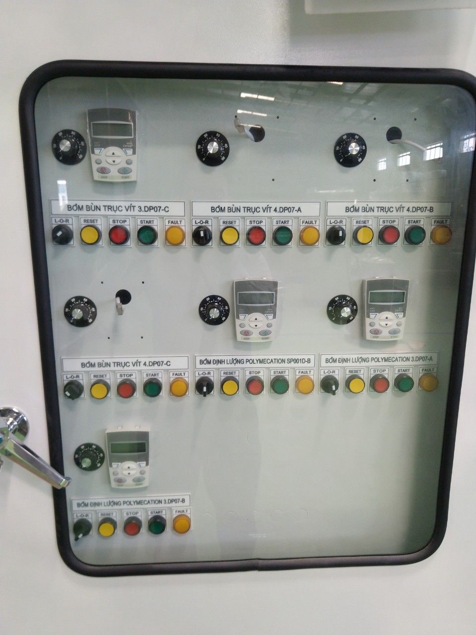 Tủ điều khiển động cơ- bơm công nghiệp dùng khởi động mềm hoặc biến tần